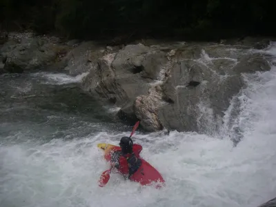 Sam au pied du Barrage de Mandajors après le saut.